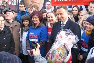 Chełmianie dali Andrzejowi Dudzie gigantyczną pisankę