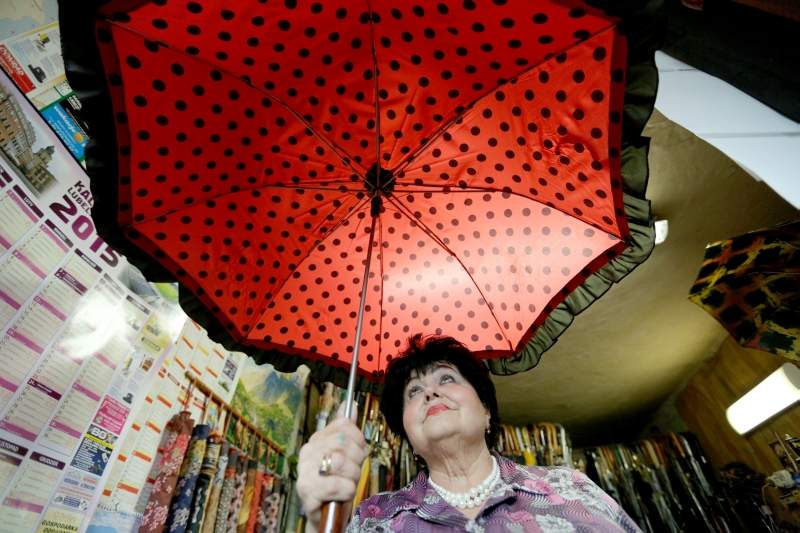 Przeciętny użytkownik parasolki nie zawsze ma pojęcie jak się z nią obchodzić. Nie wie, że parasolkę do wyschnięcia należy - rozłożoną - oprzeć na dwóch kolcach i lasce, bo inaczej może się wygiąć (Maciej Kaczanowski)