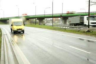 Kierowcy nie wyrabiają się na zakręcie przy ul. Mełgiewskiej