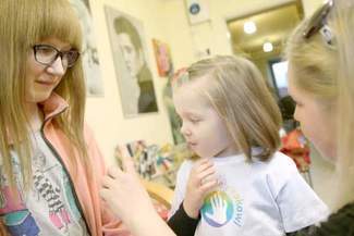 Peruki dla małych pacjentek onkologii