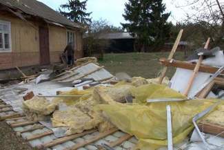 Cyklon Stefan w pow. bialskim. Zerwane dachy, powalone drzewa