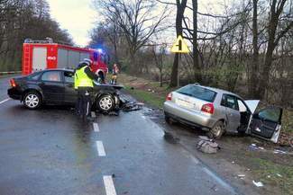 Wypadek w Obrokach: Nie żyje ksiądz i dwoje 24-latków (zdjęcia, wideo)