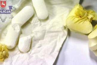 Przyniosła w biustonoszu narkotyki dla syna