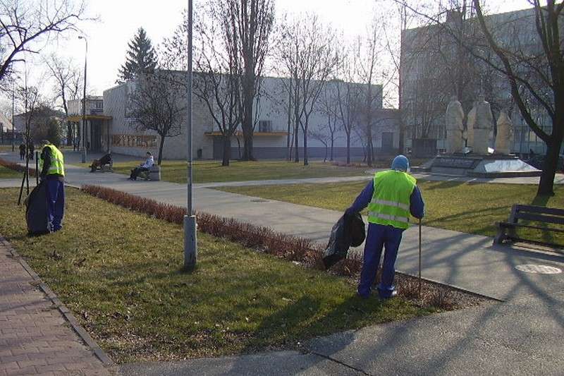 Więźniowie miejskie tereny oczyszczają nieodpłatnie (fot. UM Biała Podlaska)