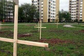 Krzyże zamiast drzew na skwerze na Bronowicach