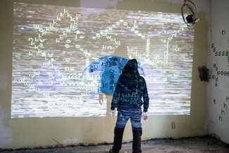 FOT. DOM SŁÓW 
"Miasto Poezji" rozpoczyna się w poniedziałek, ale już od wczoraj czynne są wystawy w opuszczonych mieszkaniach nad Domem Słów. Swoje prace pokazują Leszek Onak, Miron Tee, Grupa Maszin
