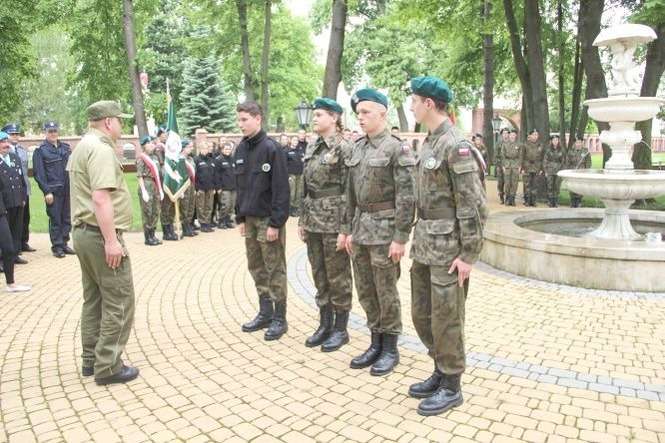 W Leśnej Podlaskiej rozpoczął się Marsz Szlakiem Legionów po Podlasiu. W dwudniowym marszu biorą udział uczniowie z klas mundurowych ze szkół prowadzonych przez powiat bialski. (fot. Ewelina Burda)<br />
