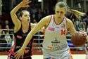 Marta Jujka (w białym stroju) w barwach MKK Siedlce średnio rzucała 8,8 pkt i notowała 6,8 zbiórki n