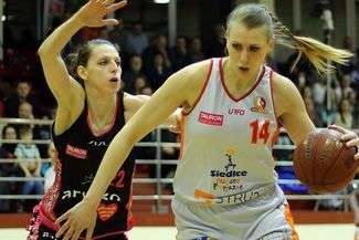 Marta Jujka (w białym stroju) w barwach MKK Siedlce średnio rzucała 8,8 pkt i notowała 6,8 zbiórki n