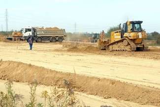 Koszt budowy dróg asfaltowych i betonowych jest podobny, ale to drogi betonowe są trwalsze (Fot. Mac