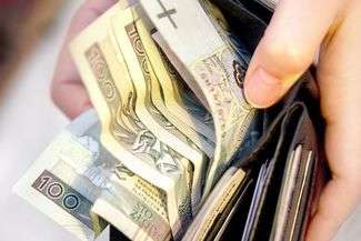 Liczył na zapomogę. Stracił oszczędności