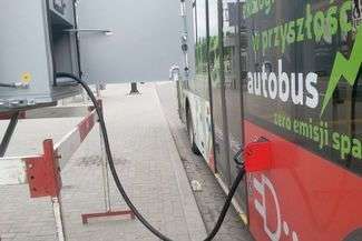 Gotowe jest już wszystko, co potrzebne, by autobus mógł między kursami ładować akumulatory. Specjalne gniazdko zamontowano obok przystanku przy al. Unii Lubelskiej na wysokości Zamku Lubelskiego. Sprawdziliśmy, działa. Autobus ładuje się poprzez kabel, czemu towarzyszy dźwięk kojarzący się z tym wydawanym kiedyś przez modemy, ale o wiele głośniejszy. Podczas jazdy żadnego hałasu już nie ma.