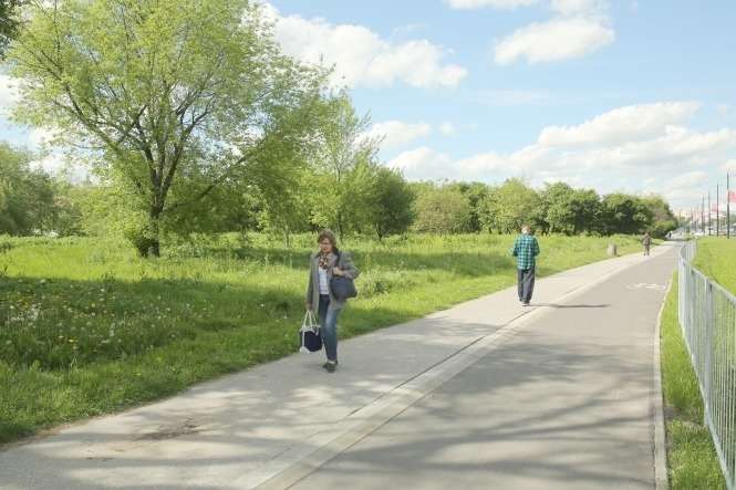 W nowej lokalizacji możliwe byłoby wybudowanie parkingu dla interesantów i pojazdów służbowych. 