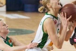 Aneta Kotnis (z piłką) była mocnym punktem Pszczółki AZS UMCS w zakończonym sezonie, ale nie spełnił