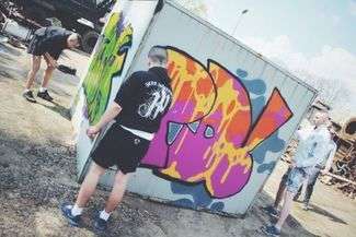 Warsztaty z graffiti prowadzone są na złomowisku. Punktem kulminacyjnym będzie stworzenie muralu