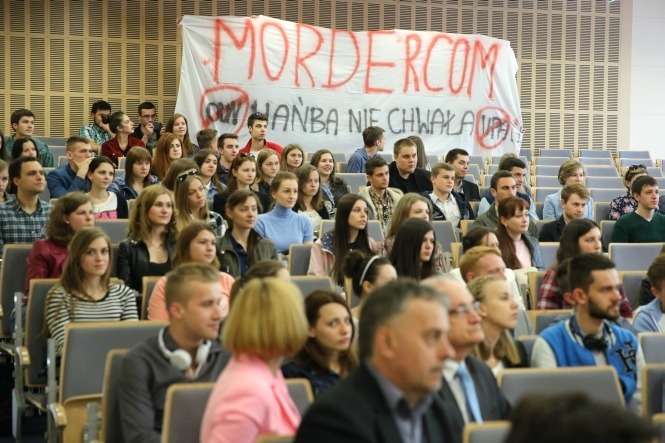 „Mordercom hańba nie chwała” – taki transparent powitał konsula generalnego Ukrainy w Lublinie Wasyl