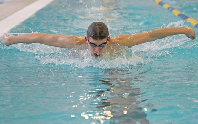 Jan Świtkowski w piątek zdobył drugi złoty medal podczas mistrzostw Polski w pływaniu. FOT. MACIEJ KACZANOWSKI