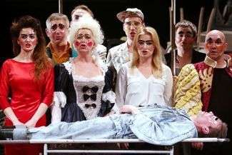 Tekst sztuki Dürrenmatta jest tak aktualny, że wydawało się, iż reżyser dopisał współczesne akcenty. A jednak nie