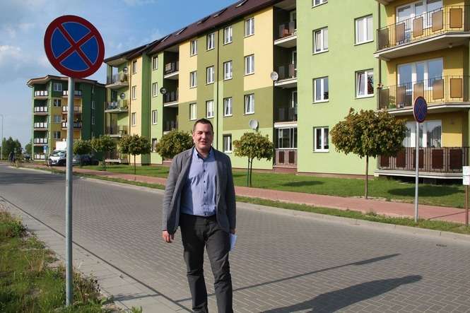 Mieszkaniec bloku przy ul. A. Fedorowicz Igor Dzikiewicz zwrócił się do władz miasta z prośbą o rozwiązanie problemu parkowania na zakazie 
