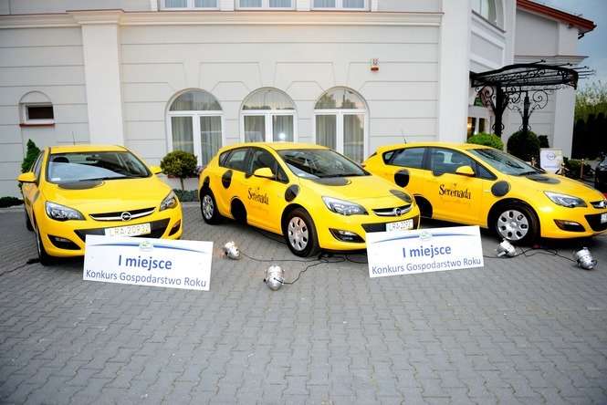 Najlepsi dostawcy mleka dostali od Spomleku samochody marki Opel / fot. materiały prasowe