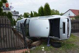 Wypadł z drogi, rozbił ogrodzenie. Niedawno odebrał prawo jazdy