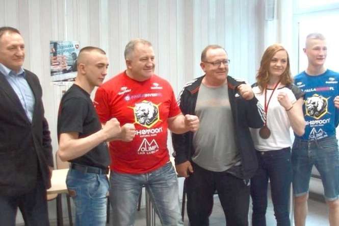 Adrian Kowal, Ewelina Żurawska i Tomasz Smerdel wraz z trenerami podczas czwartkowej konfernecji