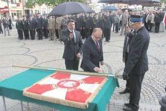 Wojewoda lubelski Wojciech Wilk wbija pamiątkowy gwóźdź w drzewiec sztandaru