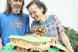 Słoma i Nicole z makietą Rodzinnego Domu Kultury