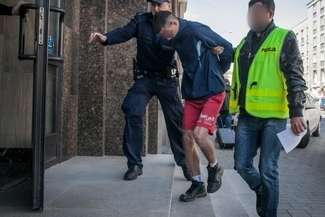 22-letni Damian T. prowadzony przez policjantów Fot. Jacek Szydłowski