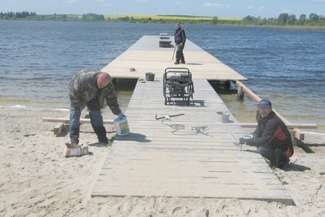 Nad zalewem trwa poszerzenie pomostów z dwóch do pięciu metrów