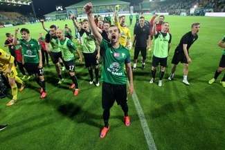 Piłkarze Górnika szczęśliwi po zwycięskim meczu z GKS Bełchatów (Fot. Tomasz Rytych)