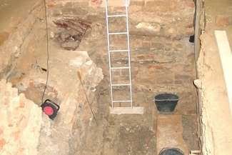 W tym wykopie badacze natknęli się na sarkofag prawdopodobnie kryjący szczątki jednego z synów księcia Daniela
