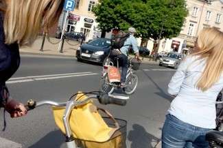 Rowerzyści w mieście zostali policzeni. Ulica Narutowicza i Bernardyńska nie są popularne. Ale jeśli ci rowerzyści jadą na Most Kultury – trafią w tłum. Doliczono się tam w ciągu godziny 213 cyklistów (fot. AS)