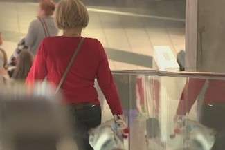 Wypadek w centrum handlowym. 9-latek spadł z ruchomych schodów