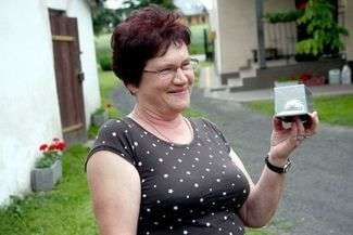 Pani Irena Roczniewska na razie z miniaturką samochodu. Wkrótce Nowa Škoda Fabia zaparkuje w jej garażu. Fot. AS