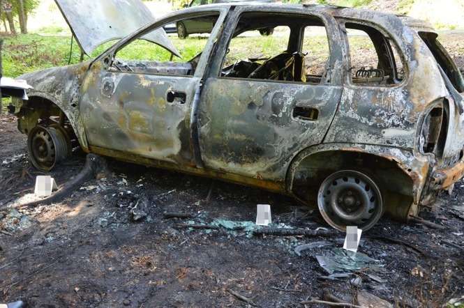 W spalonym samochodzie znaleziono ludzkie szczątki (fot. Policja)