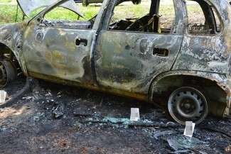 W spalonym samochodzie znaleziono ludzkie szczątki (fot. Policja)