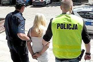 25-letnia matka pobitego chłopczyka musi pięć razy w tygodniu meldować się w komendzie policji (fot. Policja)