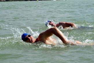 Zawody pływackie w Okunince