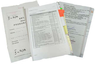 Biznesmen opublikował zdjęcia akt na jednym ze swoich profilów na Facebooku.