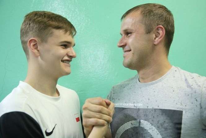 Jacek Iwanicki (z prawej) w szczytowym momencie kariery grał z Górnikiem Łęczna w pierwszej lidze. Jego syn Bartek dopiero zaczyna przygodę z poważną piłką FOT. MACIEJ KACZANOWSKI<br />
