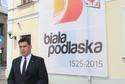 Od piątku na froncie bialskiego magistratu wisi wielkie logo obchodów 490-lecia nadania praw miejskich dla Białej Podlaskiej (fot. Ewelina Burda)