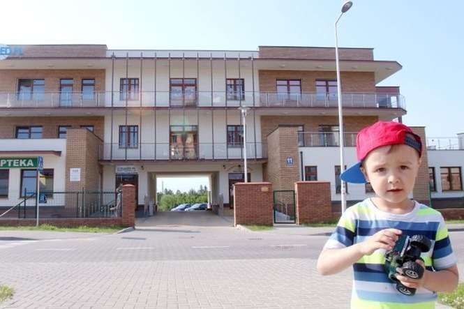 Mały Mikołaj na tle budynku przy ul. Woronieckiego, z którego wyprowadzi się przedszkole prywatne a wprowadzi miejskie (fot. Dorota Awiorko)