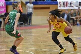 Jhasmin Player (z prawej) w poprzednim sezonie dwukrotnie grała przeciwko Pszczółce AZS UMCS Lublin. Teraz zagra dla akademiczek
FOT. AZS.UMCS.PL
