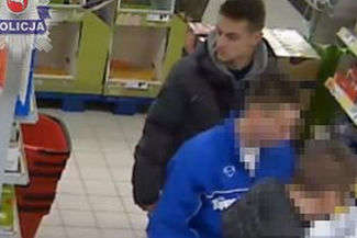 Osoby, które rozpoznają mężczyznę z nagrania proszone są o kontakt z Komisariatem VI Policji w Lublinie pod nr tel.: (81) 535 46 61 lub 997/112. (Fot. Policja) 