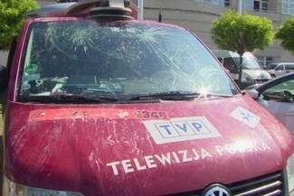 Kibice Lecha Poznań zniszczyli wóz transmisyjny TVP. Zatrzymano 59 osób (wideo)
