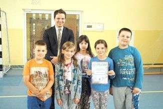 Szachiści z SP Ożarów z Andrzejem Decem, zastępcą wójta gminy Jastków

Fot. DW