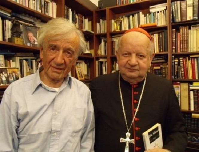 Profesor Elie Wiesel przyjmuje kardynała Stanisława Dziwisza w swoim gabinecie (fot. Waldemar Piasecki)