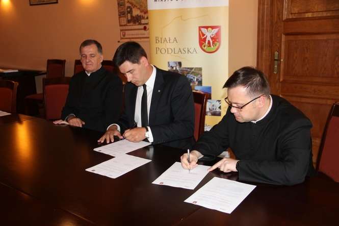 Prezydent miasta podpisał porozumienie o współpracy z Diecezjalnym Centrum ŚDM w Siedlcach (fot. Ewelina Burda)