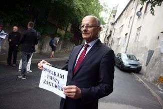 Krzysztof Żuk, prezydent Lublina, na wczorajsze spotkanie z dziennikarzami przyszedł z kartką „Popieram pieszy Żmigród”